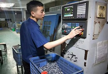17数控专业曾维亚  在东莞祥宇金属制品有限公司从事数控操机工作